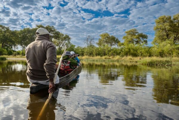 Mit dem Mokoro, dem traditionellen Einbaum, unterwegs in den Kanälen am Khwai River, Khwai Community Area, Okavango-Delta, Botswana