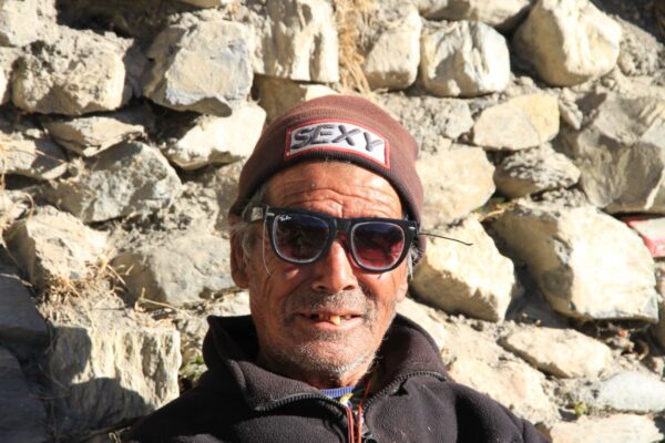 älterer Nepali mit Sexy Mütze