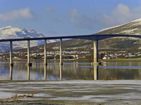 Die markante Tromsö-Brücke verbindet die Stadtteile