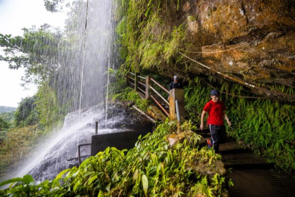 Wanderung entlang eines Wasserfalls auf Taiwan