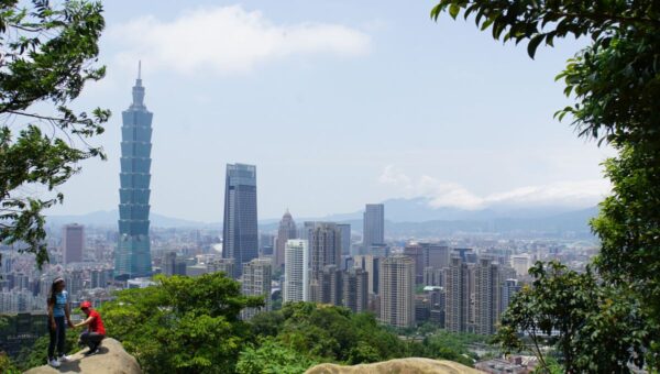 Bei so schönem Wetter ist ein Treppenaufstieg auf den „Elephant Mountain“ in Taipeh ein absolutes Muss. Dafür wird man dann mit einem grandiosen Ausblick auf Taipeh belohnt! Die Felsen laden zum Selfie vor der Stadtkulisse mit dem Taipei101水舞廣場, einem der