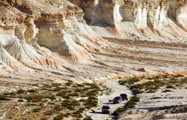 kleine Jeeps in großartiger Landschaft Yangisuw