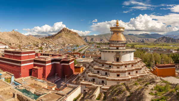 Panorama,Of,Gyantse,With,Kumbum,Stupa,In,Foreground,,Tibet
