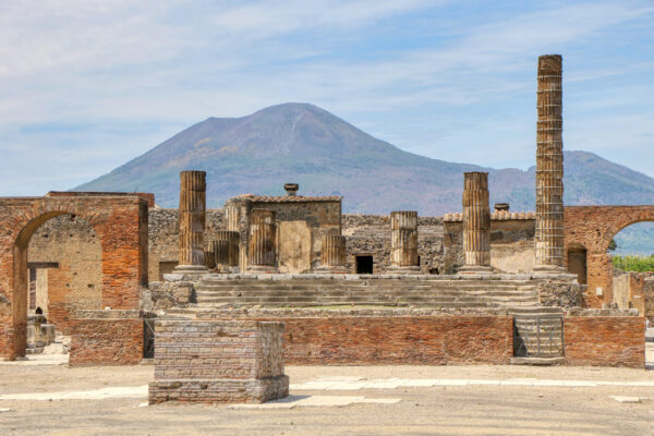 Archaeological,Park,Of,Pompeii.,Temple,Of,Jupiter,With,Mount,Vesuvius