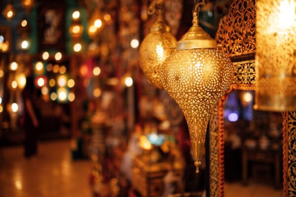 Golden,Lanterns,Illuminate,A,Bustling,Marketplace,,Showcasing,Intricate,Designs,And
