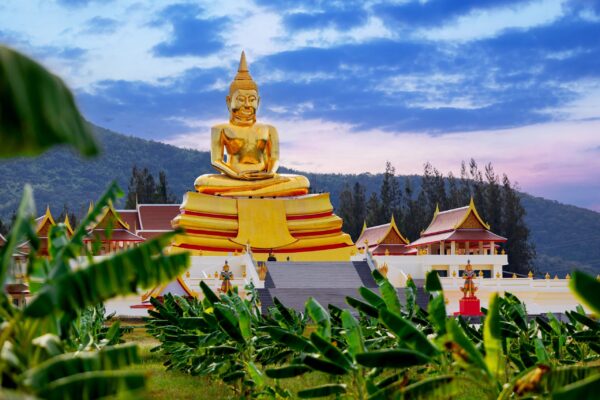 Majestic,Golden,Buddha,Statue,At,Huay,Mongkol,Temple,In,Hua