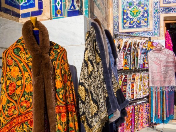 Traditional,Uzbek,Clothes,For,Sale,In,Registan,Square,,Samarkand,,Uzbekistan