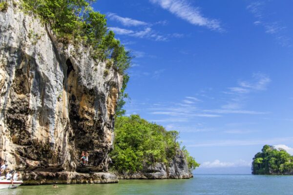 Mit Menschen im Vergleich wird die größe der Felsformationen im Los-Haitises-Nationalpark ersichtlich