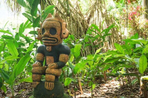 Taíno-Figur im tropischen Garten der Kakaoplantage El Sendero del Cacao, Dominikanische Republik