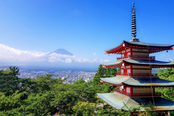 Blick von der Chureito-Pagode auf den Fuji