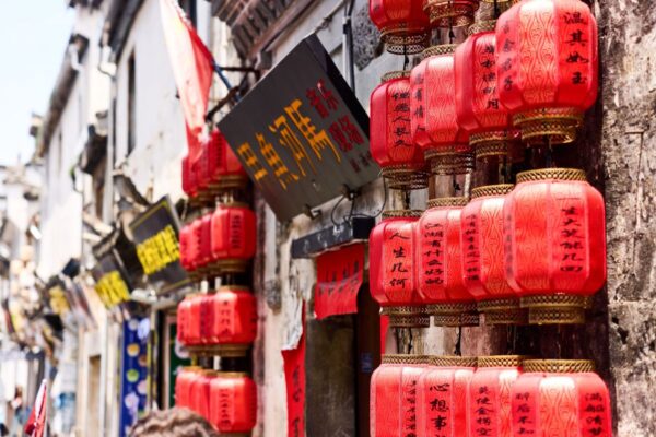 Rote Laternen in den Gassen von Hongcun, China