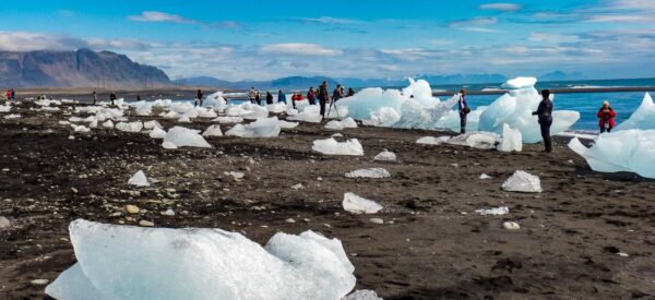 Vulkanstrand mit glitzernden Eisbergen am Jökulsárlón