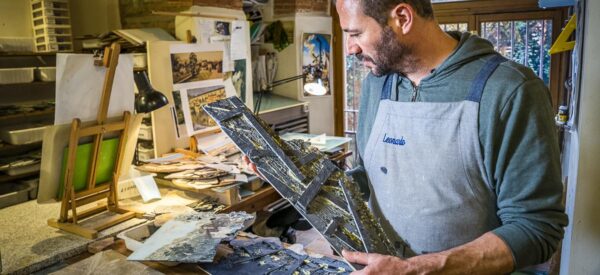 Restaurator in seiner Werkstatt in Florenz