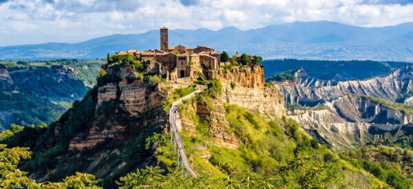 Civita di Bagnoregio auf einem Gipfel aus Tuffstein