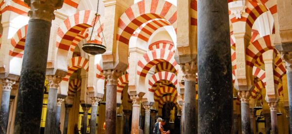 Marmorsäulen im Betsaal der Moschee Cordoba