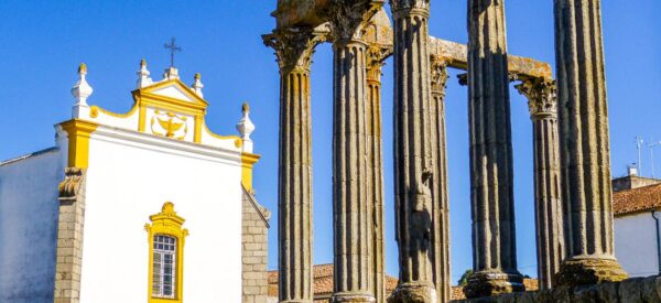 Römischer Tempel und Kathedrale von Evora