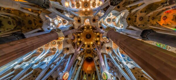 Decke in der Basilika Sagrada Familia