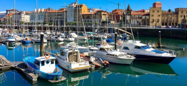 Hafenbecken in Gijon