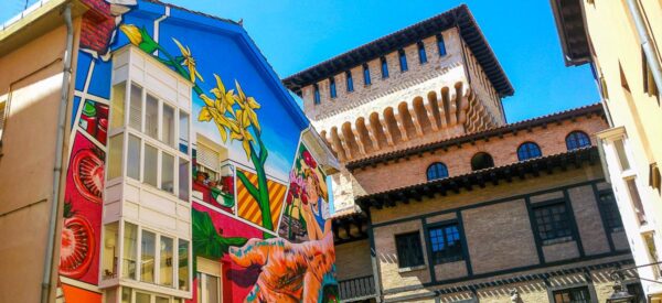 Streetart neben traditionellen Bauten in Vitoria