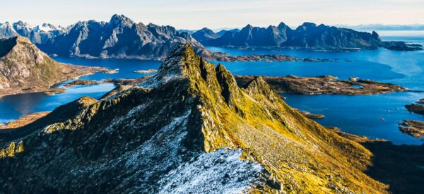 Schroffe Felstürme auf der Insel Senja