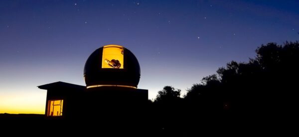 Die Sternwarte in Onjala bei Nacht