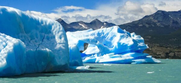 Lichtspiel im Eis des Perito Moreno Gletschers