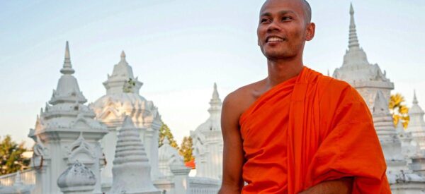 Mönch vor Wat Suan Dok in Chiang Mai