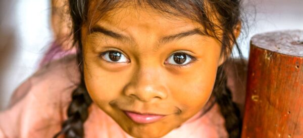 Fragende Kinderaugen eines Waisenmädchens