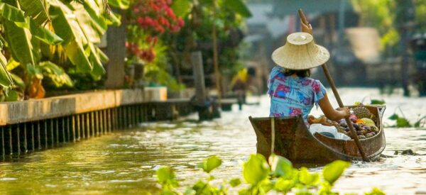 Frau auf dem Kanal in Thonburi, Bangkok