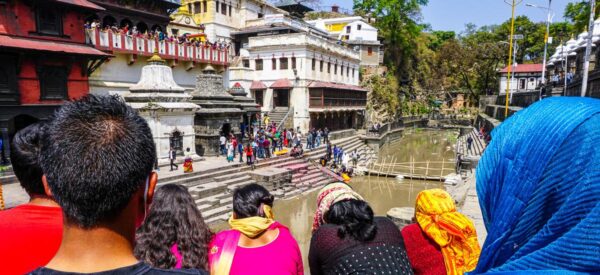 Zeremonie am Ufer in Pashupatinath