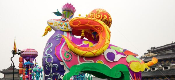 Bunte chinesische Straßendekoration