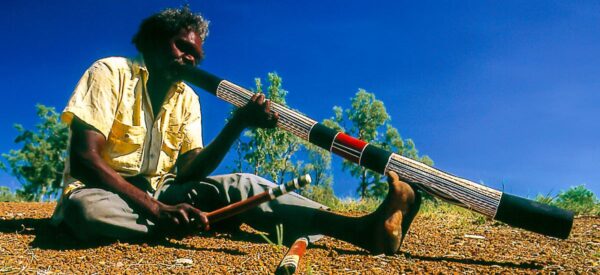 Aboriginal spielt Didgeridoo