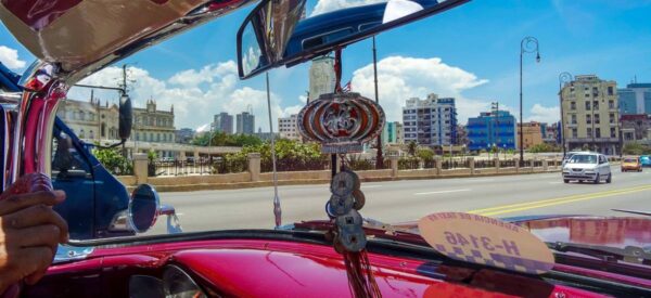 Oldtimerfahrt über den Malecon
