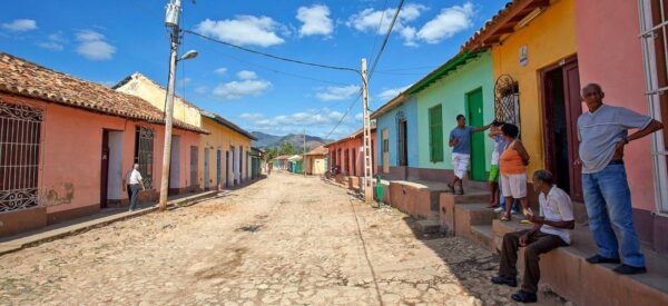 Straße mit bunten Häusern in Trinidad
