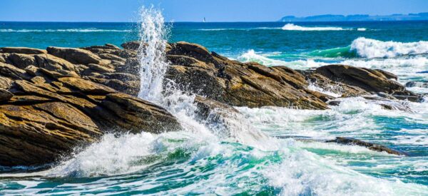 Felsige Küste vor der Bretagne