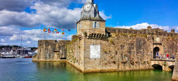 Stadtmauer mit Uhrenturm in Concarneau