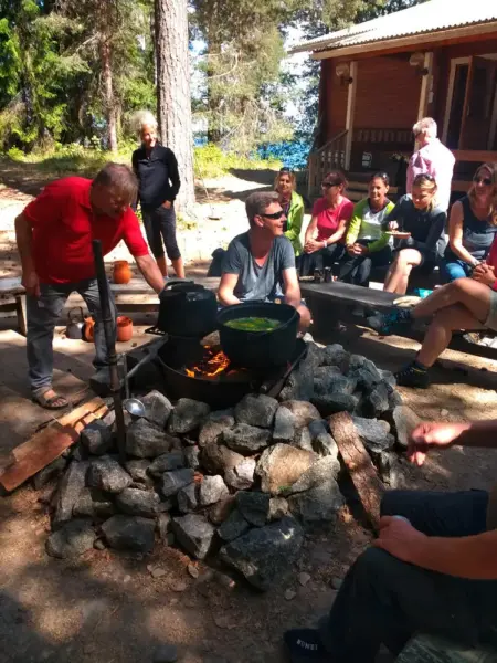 Zubereitung der „Kalakeitto“ – einer traditionelle Fischsuppe - Sarah Mende - Erlebnisrundreisen.de