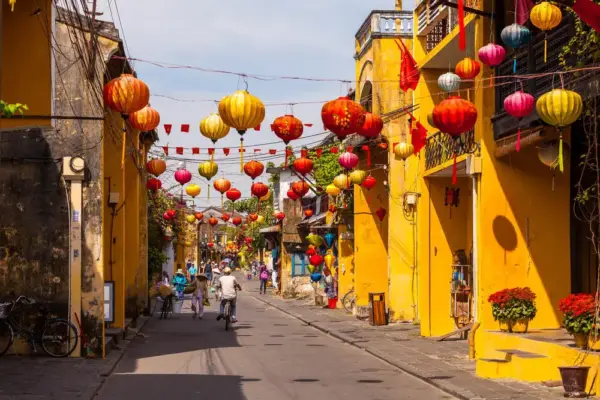 In den Straßen von Hoi An - jarek106 - © jarek106 / Adobe.com - Erlebnisrundreisen.de