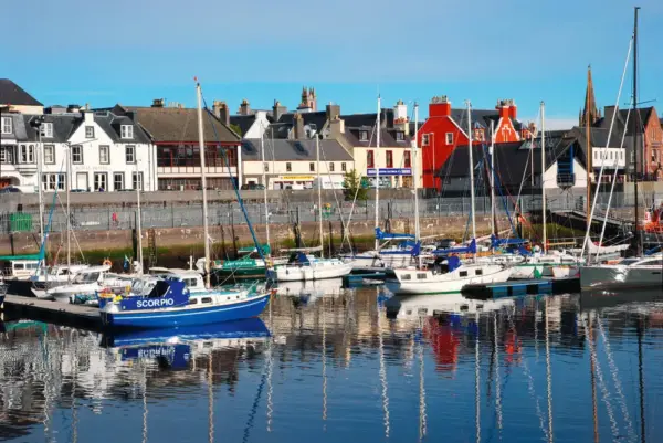 Hafen von Stornoway mit Royal Hotel