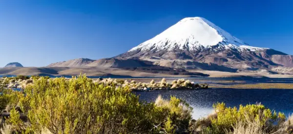 Blick auf den Vulkan Parinacota - El Gaucho - © El Gaucho / Adobe.com - Erlebnisrundreisen.de