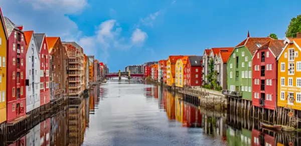 Altstadt Bakklandet in Trondheim - Nina - © Nina - adobe.com - Erlebnisrundreisen.de