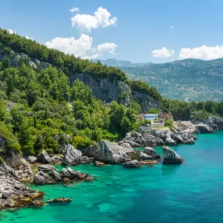 Die Albanische Riviera bei Himarë - lukaszimilena - lukaszimilena /Adobe.com - Erlebnisrundreisen.de