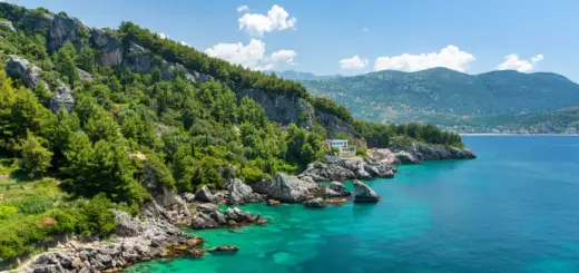 Die Albanische Riviera bei Himarë - lukaszimilena - lukaszimilena /Adobe.com - Erlebnisrundreisen.de