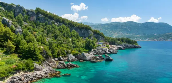 Die Albanische Riviera bei Himarë - lukaszimilena - lukaszimilena /Adobe.com - Erlebnisrundreisen.de