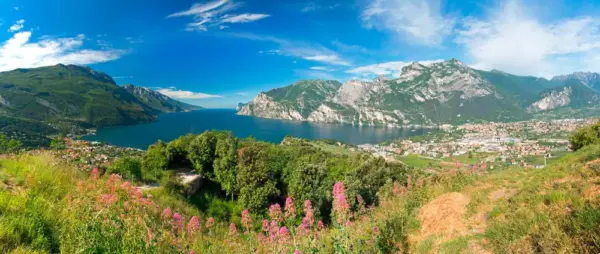 Blick auf Riva del Garda und Torbole - autofocus67 - autofocus67 /Adobe.com - Erlebnisrundreisen.de