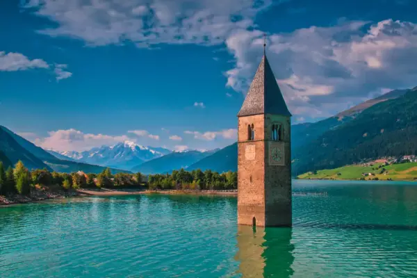Kirchturm im Reschensee - Adrian72 - © Adrian72 / Adobe.com - Erlebnisrundreisen.de