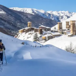 Schneeschuhwandern mit Blick auf Uschguli - Annekatrin Keinert - Erlebnisrundreisen.de