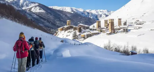 Schneeschuhwandern mit Blick auf Uschguli - Annekatrin Keinert - Erlebnisrundreisen.de