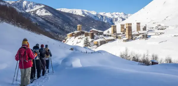 Schneeschuhwandern mit Blick auf Uschguli - Annekatrin Keinert - Erlebnisrundreisen.de