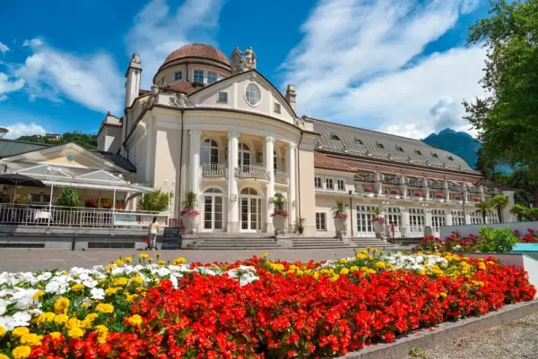 Kurhaus und Promenade in Meran - © Henry Czauderna / Adobe.com - Erlebnisrundreisen.de